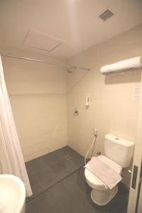 三宝垄三宝垄奇特拉瑞姆酒店的浴室配有白色卫生间和淋浴。