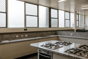堪培拉Canberra Accommodation Centre的带窗户的柜台上的厨房配有4个炉灶