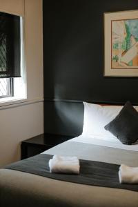 堪培拉Canberra Accommodation Centre的一间卧室配有一张床,上面有两条毛巾