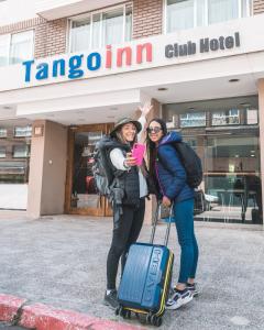 圣卡洛斯-德巴里洛切唐格因俱乐部酒店的两名女性站在探戈旅馆前