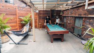 悉尼Mad Monkey Downtown的庭院设有台球桌和吊床。