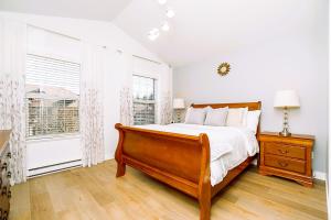 兰利Comfortable and Modern Rowhouse Perfect for BC Escapade, air conditioned的一间卧室设有一张大床和一个窗户。