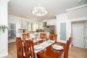 兰利Comfortable and Modern Rowhouse Perfect for BC Escapade, air conditioned的厨房以及带桌椅的用餐室。