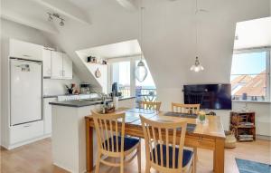 莱姆维Awesome Apartment In Lemvig With Kitchen的厨房以及带桌椅的用餐室。