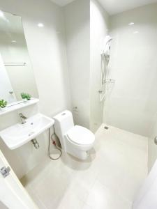 北榄Rest Suvarnabhumi的白色的浴室设有卫生间和水槽。