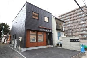 札幌Sapporo - House - Vacation STAY 88291的建筑前的黑色小建筑