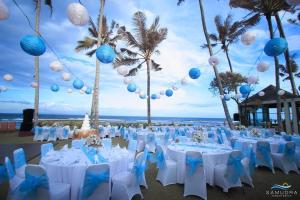 Ketewel萨穆德拉豪华海滨别墅的海滩上的婚礼招待会,拥有蓝色和白色的装饰