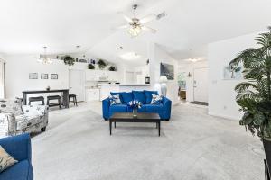 佩尔迪多海滩Charming Pensacola House with All Needed Essentials的客厅配有蓝色的沙发和桌子
