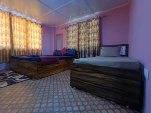佩林Wind Valley Homestay的一间卧室设有两张单人床和一个窗户。
