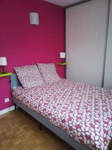 加普Charmant T3 Gap Sud的一间卧室配有一张粉红色墙壁的床