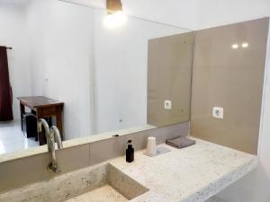 龙目岛库塔Mango Room Mandalika的一间带水槽和镜子的浴室