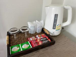 慕斯Plearn Khaoyai Resort的咖啡壶旁带咖啡壶的托盘