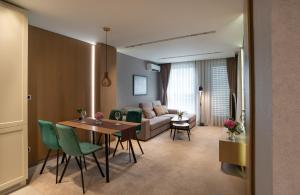 普罗夫迪夫City Park Inn Apartment Cortona的客厅配有桌子和沙发