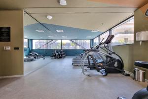 迪拜ALH Vacay - Fully Furnished Studio in Beverly Residence的大楼内带有氧器材的健身房