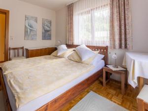 塞博登Tranquil Holiday Home in Aywaille with bubble bath的一间卧室设有一张大床和一个窗户。