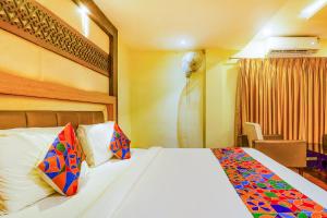 维杰亚瓦达FabHotel Keerthi's Anupama Governor Peta的酒店客房带床,房间带