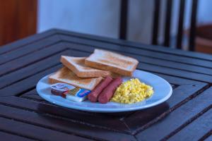 希曼杜岛Black Pearl Himandhoo的包括香肠鸡蛋和烤面包的早餐食品