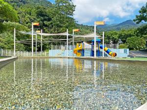 基隆拉波波村的水上公园,水上滑梯