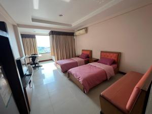 Ban Khlong ThewaTHE POPULAR PLACE的酒店客房设有两张床和电视。