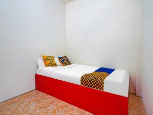 PadalarangSPOT ON 91993 Pondok Hs Padalarang Syariah的一间小卧室,配有一张红色框架的床