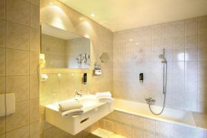普劳恩亚历山大酒店的一间带水槽和淋浴的浴室