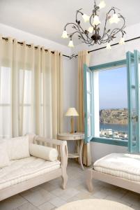 莫什劳斯马洛斯别墅酒店的带沙发和窗户的客厅