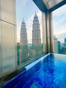 Tropicana The Residence KLCC Serviced Suites内部或周边的泳池