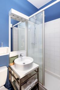 里尔greet hotel Lille Gare Flandres - Groupe Accor的一间带水槽和淋浴的浴室