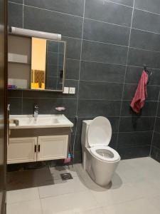 拉瓦尔品第Bahria Residency的一间带卫生间、水槽和镜子的浴室