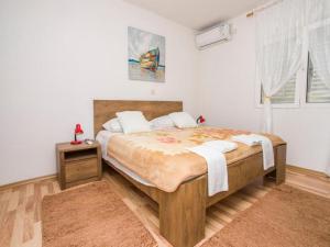 赞吉纳Apartment PASCAL的一间卧室配有一张大床和两条毛巾