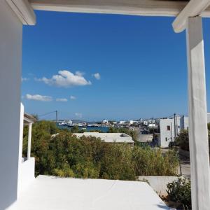 安迪帕罗斯岛Villa Del Mar的房屋的阳台享有城市美景。