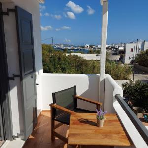 安迪帕罗斯岛Villa Del Mar的阳台配有桌子,享有海景。