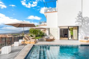 阿德耶Avitan Premium & Luxury Villas的一座带游泳池和房子的别墅