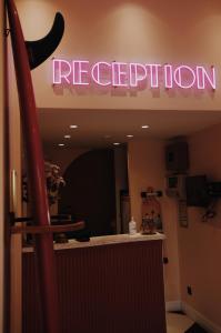拉西约塔玫瑰茶酒店的墙上有 ⁇ 虹灯标志的餐厅