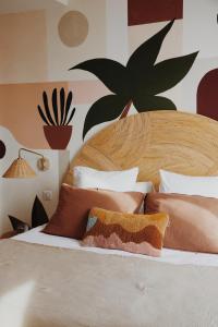 拉西约塔玫瑰茶酒店的一间卧室配有一张带枕头的大型木制床。