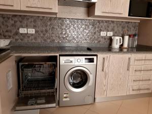 沙姆沙伊赫Villa D60的带洗碗机和洗衣机的厨房