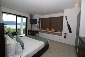 布桑加布桑加湾旅舍的酒店客房配有一张床,享有水景