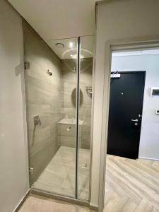 开普敦1728 at One Thibault的浴室内带玻璃门的步入式淋浴间