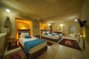 奥塔希萨尔化石洞酒店的一间卧室,配有两张床