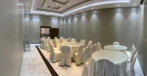 哈伊勒شاليه ريست 1的一间设有白色桌椅的房间