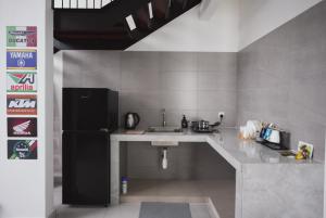 塞贝维Loft Style Duplex w/ Ultimate lakeview @ Sawtelle的厨房配有水槽和冰箱