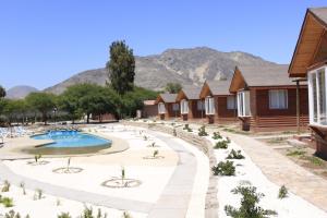 科皮亚波Hotel El Bramador的一座带游泳池的度假村,位于房屋前
