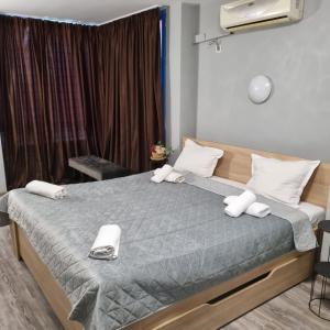 蒙塔纳Хотел Европа的一间卧室配有一张带白色毛巾的床
