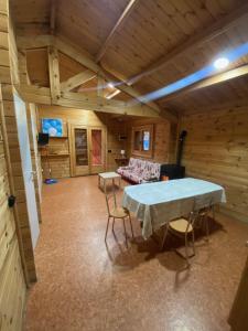 格劳斯Bungalow & Camping Fuente De Regrustan的一间配备有桌椅的房间