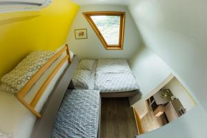 莫济列Apartments Beeland Skok的小房间设有两张床和窗户
