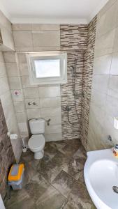 卡瓦拉GreenCity Kavala的浴室配有卫生间、盥洗盆和淋浴。