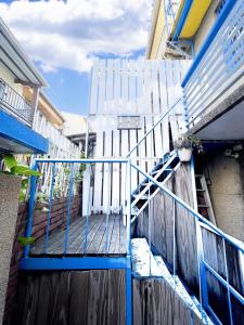 安平区Tongzhuang B&B 依人數開放房型的建筑物旁楼梯上的蓝色栏杆
