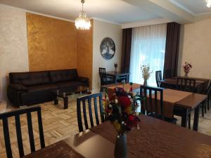 锡纳亚Villa Onix的客厅和带沙发及桌子的用餐室