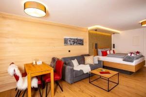 米特尔贝格Ferienwohnungen & Chalets Capricorno的客厅配有沙发和1张床
