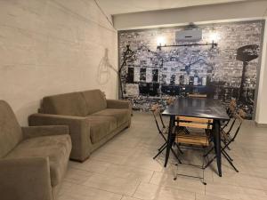 克罗托内Appartamento per famiglie o gruppi di amici Access Point的客厅配有沙发和桌子